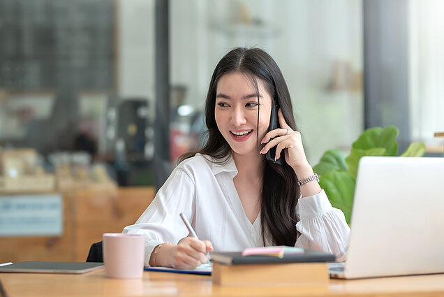 femme au téléphone avec la CAF