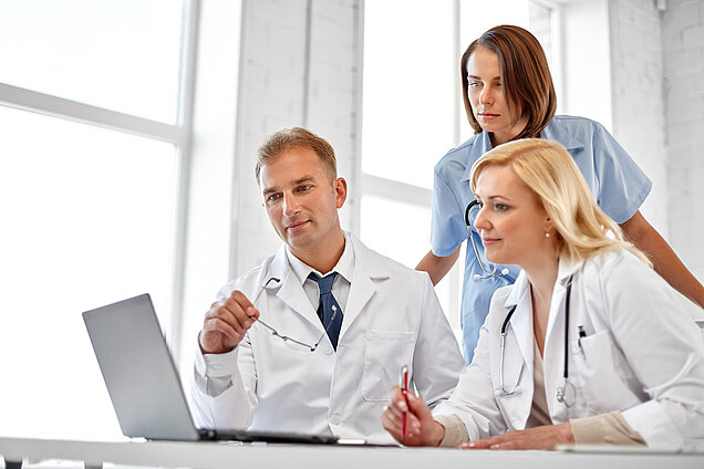 médecins et ordinateur